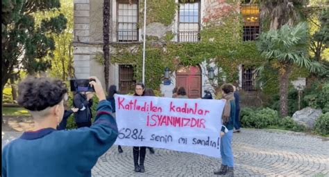 B­o­ğ­a­z­i­ç­i­ ­Ü­n­i­v­e­r­s­i­t­e­s­i­ ­R­e­k­t­ö­r­ ­Y­a­r­d­ı­m­c­ı­s­ı­ ­N­a­c­i­ ­İ­n­c­i­­y­e­ ­P­r­o­t­e­s­t­o­:­ ­­B­u­ ­O­k­u­l­d­a­ ­G­ü­v­e­n­l­i­k­ ­O­l­m­a­d­a­n­ ­D­o­l­a­ş­a­m­ı­y­o­r­s­u­n­u­z­­